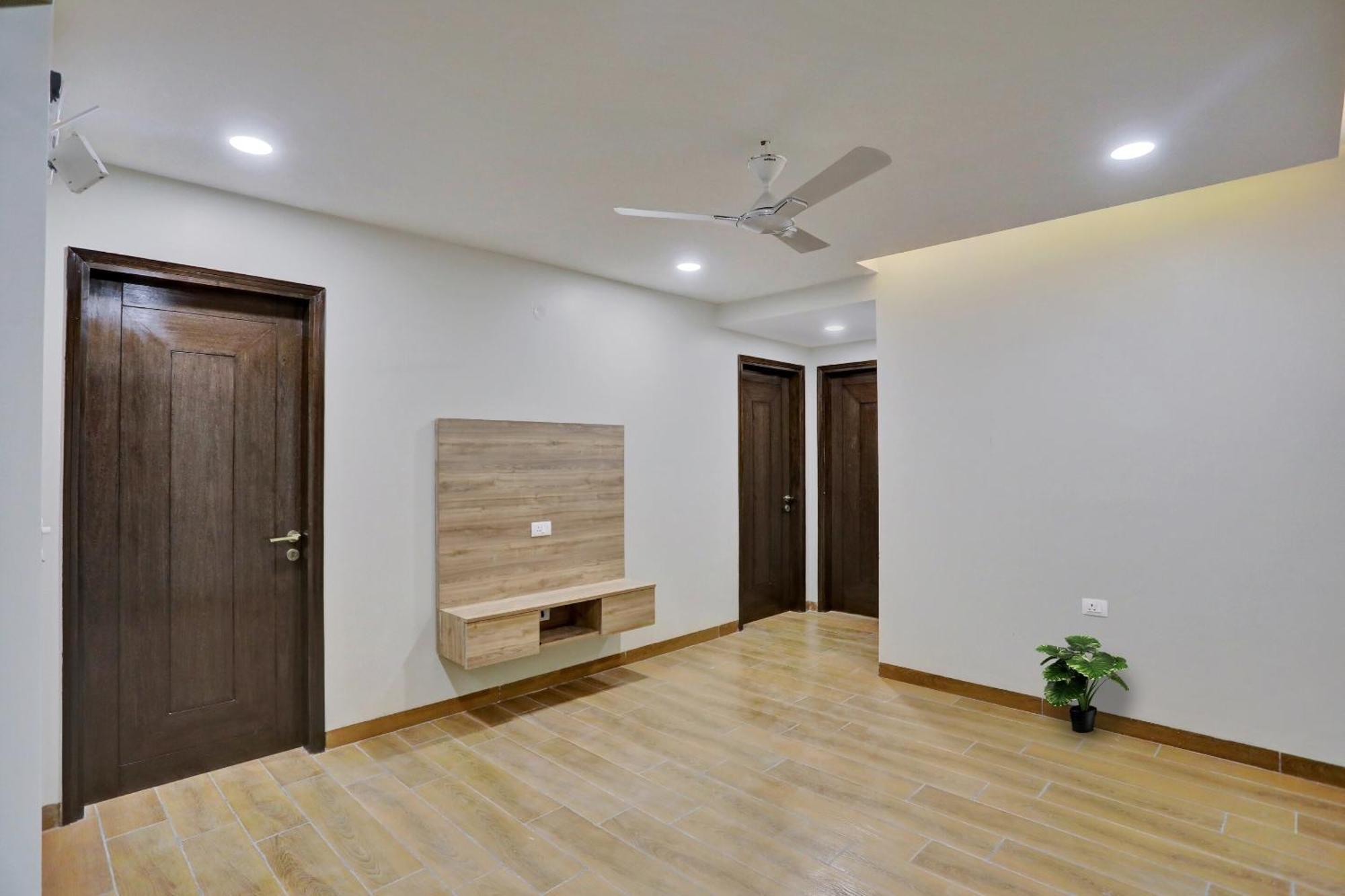 Townhouse Xanthe Hotel Noida Exterior photo